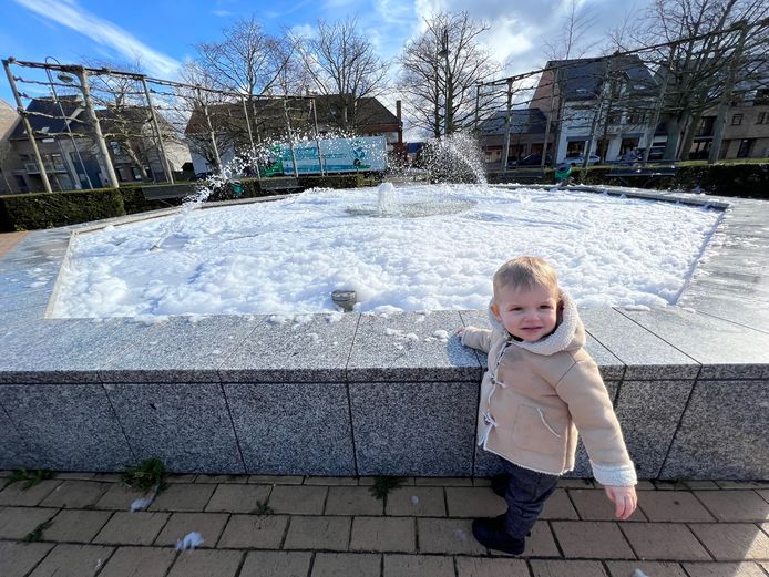 De kleine Eden vond het schuim alvast fijn.