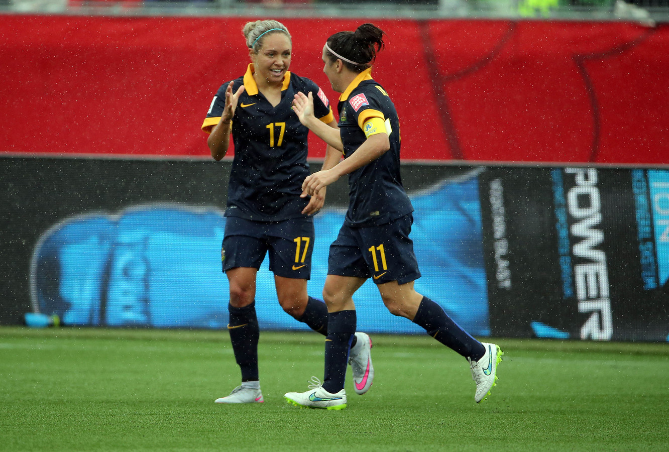 Kyah Simon (l) viert haar doelpunt tegen Brazilië op het WK van 2015 in Canada met Lisa De Vanna.