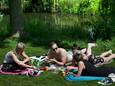 Chillen langs de Dommel in het Eindhovense Anne Frank plantsoen