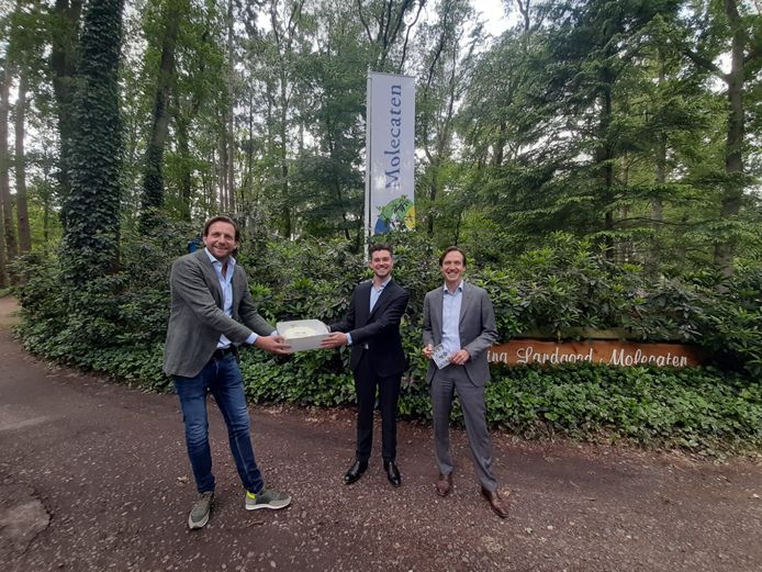 Commercieel directeur Edwin Peterman heeft de verjaarsdagstaart afgeleverd bij Molecaten, de hoofdsponsor van PEC Zwolle. Het was een van de 110 taarten die vrijdag werden bezorgd bij sponsoren, vrijwilligers en mede-jarigen.