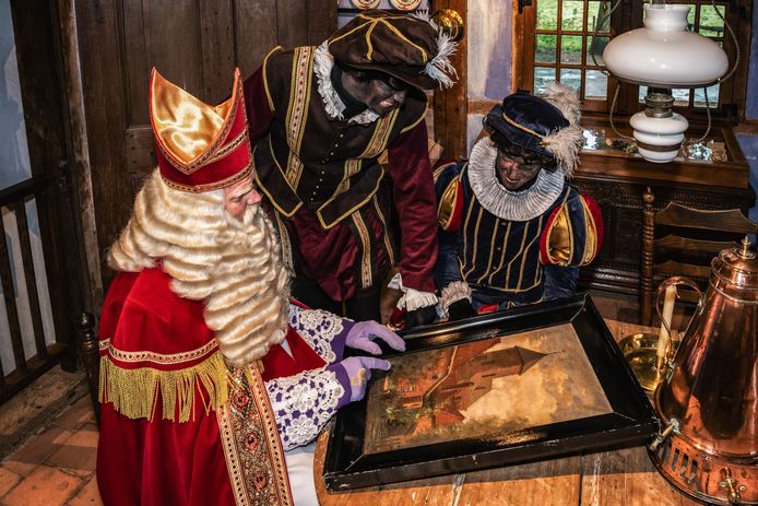 Sinterklaas bekijkt een historisch schilderij van Borculo.