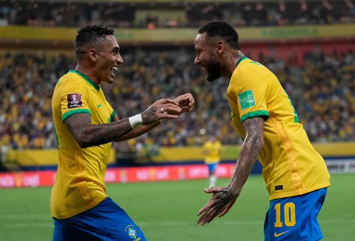 Uitblinkers Raphinha (links) en Neymar vieren de tweede goal van Raphinha tegen Uruguay in Manaus.