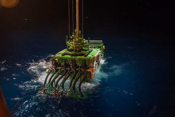 Een robot voor diepzeemijnbouw wordt in het water gelaten in de Clarion Clipperton-zone in de Stille Oceaan.