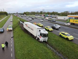 Vrachtauto van de weg bij Zwolle: kijkersfile vanaf Staphorst inmiddels opgelost