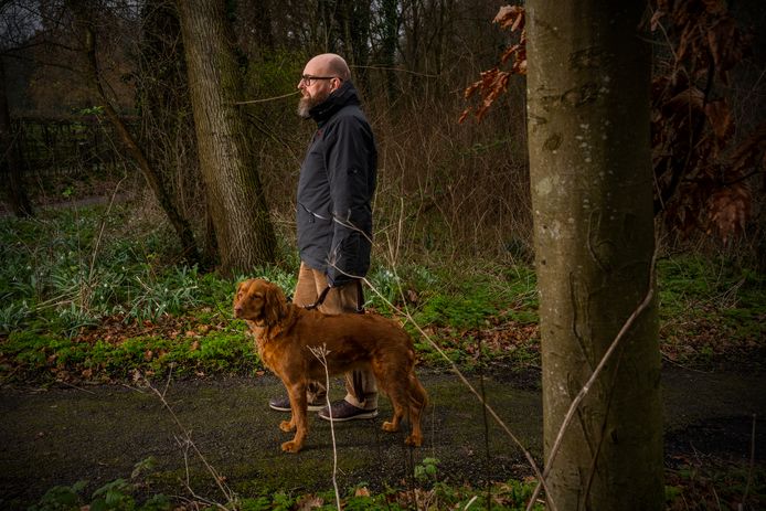 Marc en hond Motte, in de week van zijn 'coming-out' als genezen hiv-patiënt.
