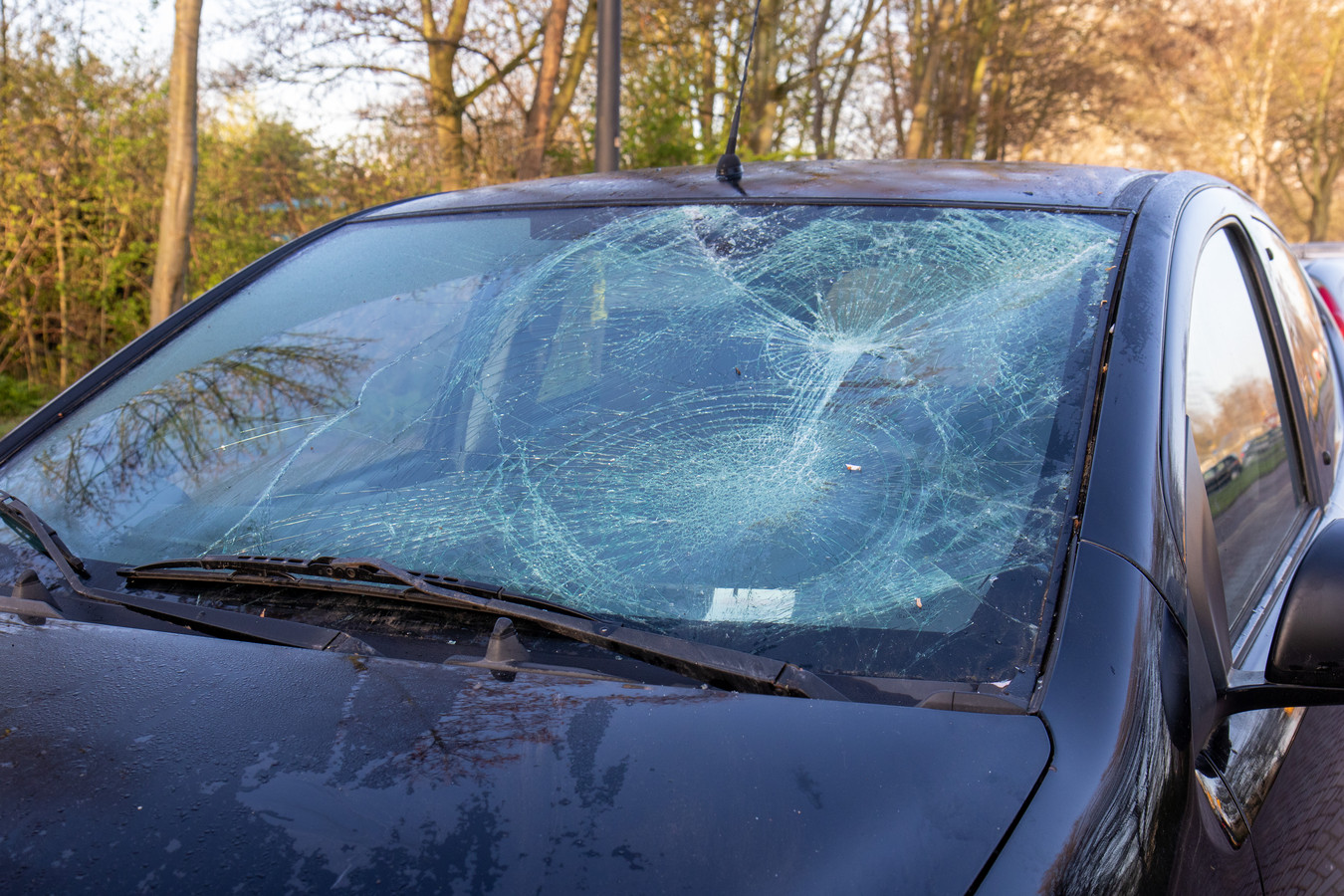 Auto rijdt vrouw op fiets aan in Vlaardingen, zwaargewond afgevoerd