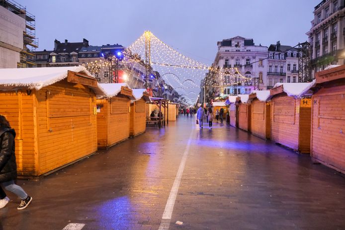 kerstmarkt met gesloten kraampjes