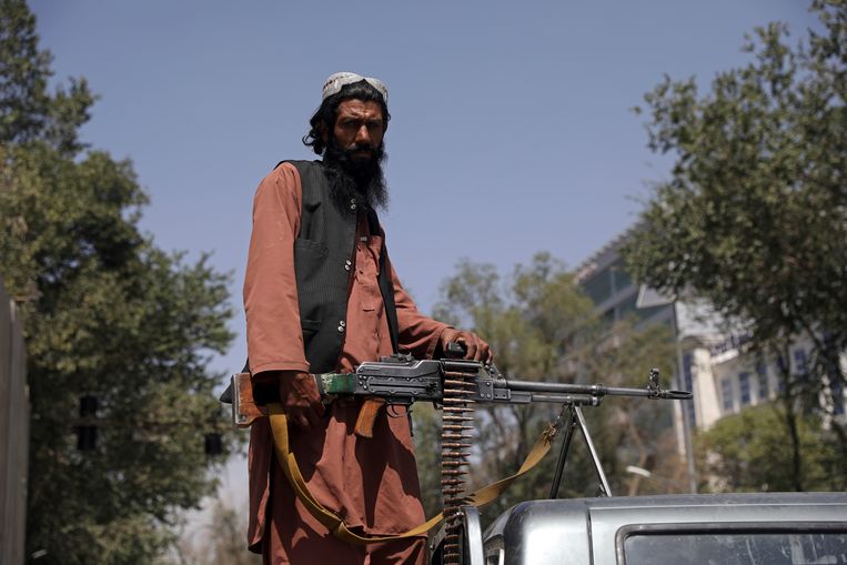Een talibanstrijder houdt de wacht bij het presidentieel paleis in Kaboel.  Beeld AP