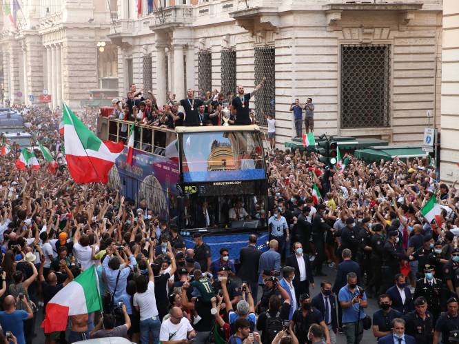 ‘Squadra’ krijgt na aandringen Bonucci dan toch open bus, enorme mensenzee viert Europese titel in Rome