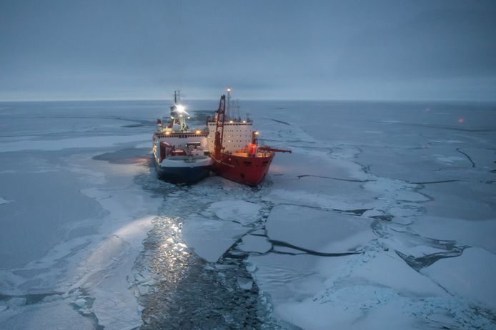 De Polarstern (L) en het Russische onderzoeksschip Akademik Fedorov (R) liggen naast elkaar in de Arctische Oceaan.