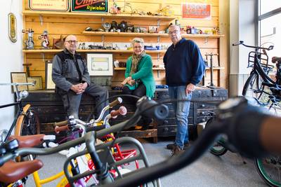 Na 64 jaar stopt familie Janssens met de autogarage, de fietsenwinkel blijft: ‘Mensen uit het dorp k