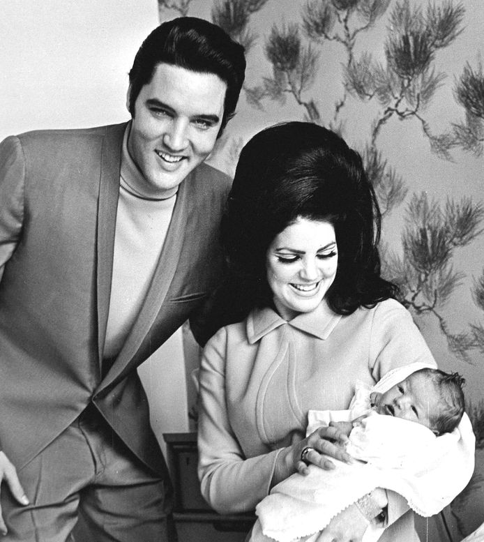 Elvis Presley en zijn vrouw Priscilla met Lisa Marie toen ze vier dagen oud was.