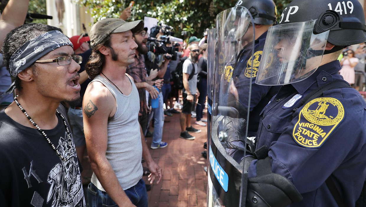 Politie in Charlottesville houdt mensen weg bij de alt-rightblogger Jason Kessler. Beeld afp