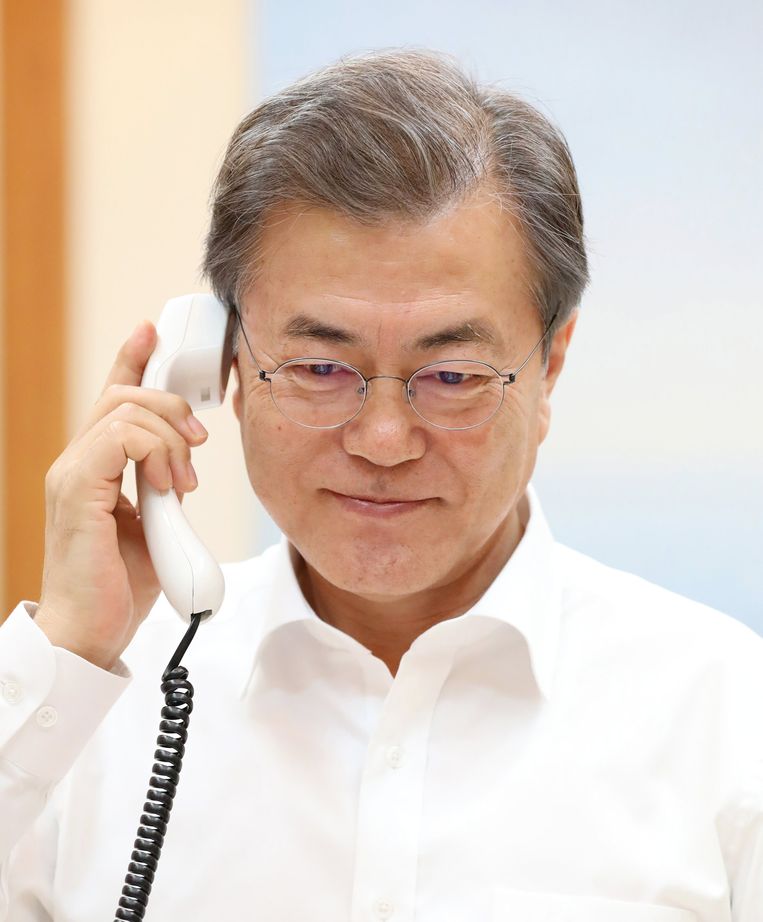 De Zuid-Koreaanse president Moon Jae-in heeft in een telefoongesprek met Donald Trump beloofd nauw te zullen samenwerken om de meeting met Noord-Korea vlot te laten verlopen.  Beeld EPA