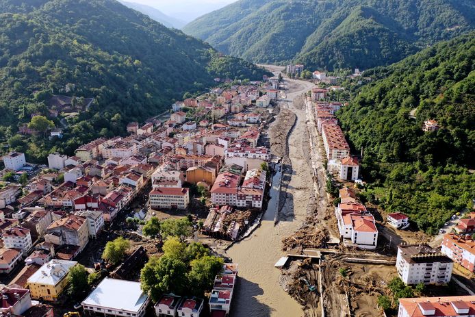 De stad Bozkurt is zwaar getroffen door de overstromingen.