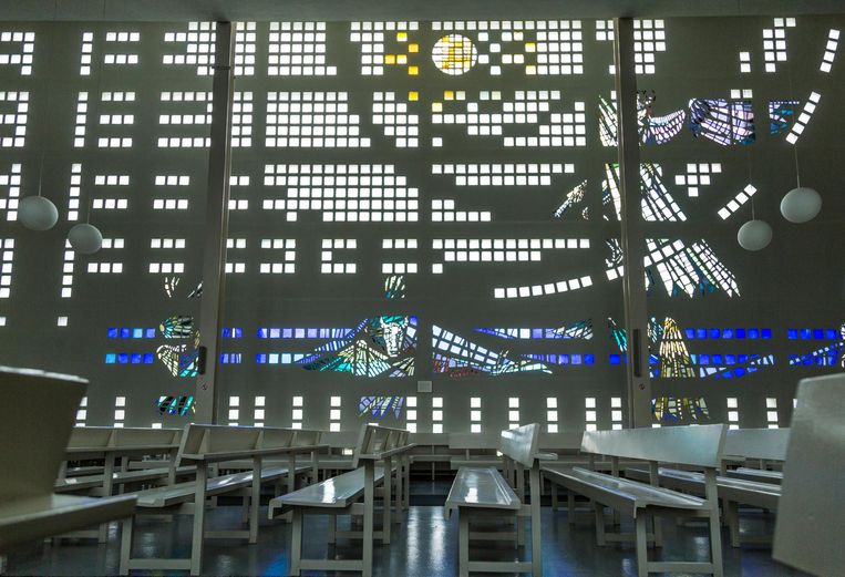 Glas-in-betonwerk van Berend Hendriks (1956) in de Koningskerk, Ostwaldstraat 5. De enige kerk in Amsterdam waarin deze techniek op zo'n grote schaal is toegepast; de wand stelt een engel voor, naar een visioen uit Open­baringen 14 Beeld Tammy van Nerum
