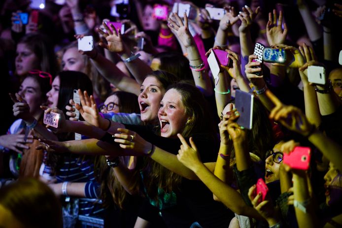 Een optreden van de boyband B-Brave in AFASzaal De Flint.