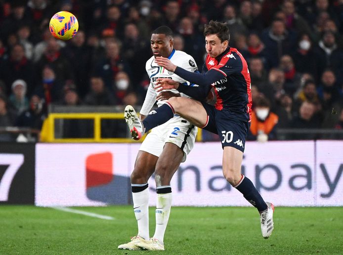 Denzel Dumfries (links).