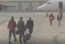 Griner (links in het rood) en Boet (tweede van rechts met grote envelop) op een landingsbaan in Abu Dhabi.