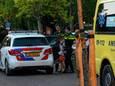 De verdachte vrouw (50) wordt  na het neersteken van Jos (69) meegenomen door de politie.