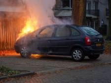 Auto in Oss weggesleept na plotselinge brand