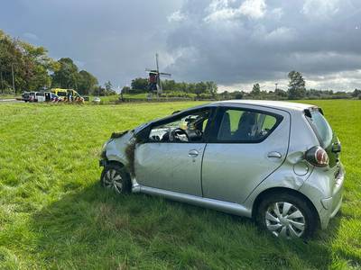 Automobilist ramt verkeersborden en komt tot stilstand in een weiland