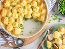 Wat Eten We Vandaag: Ovenschotel met saucijzen, erwtjes en prei