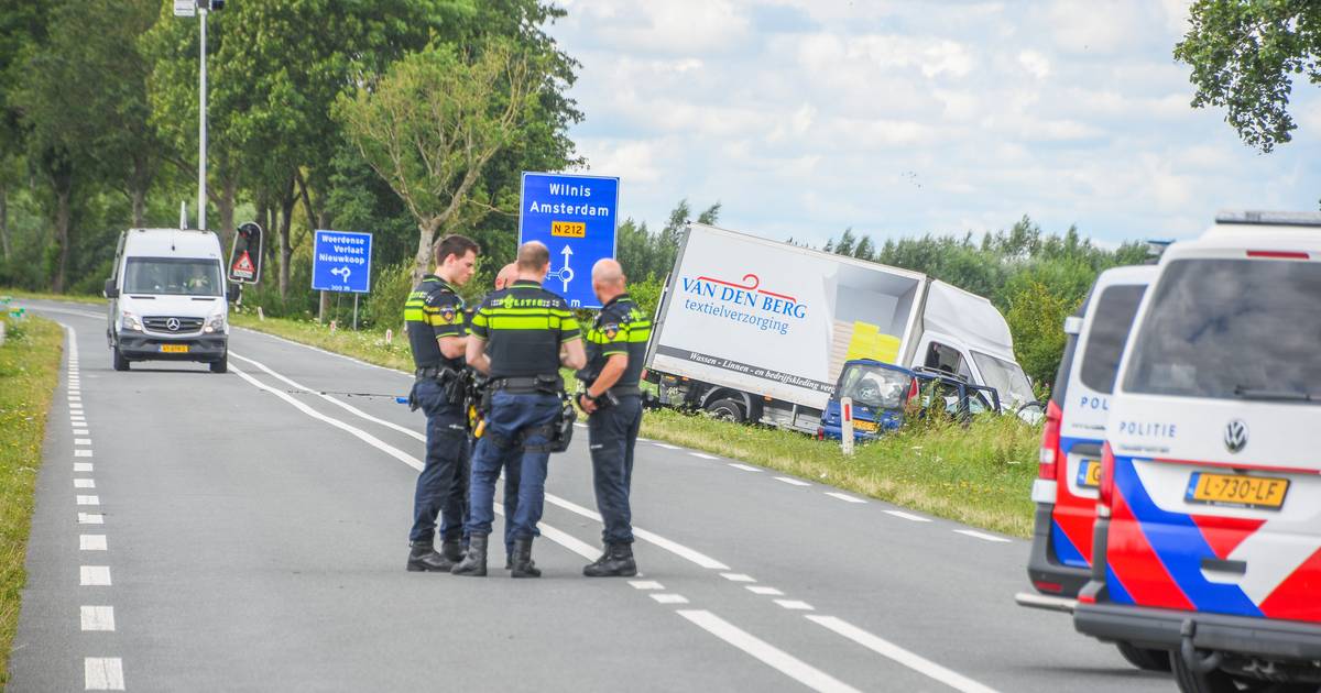 Twee doden en gewonde bij zware botsing tussen auto en bakwagen in Kamerik