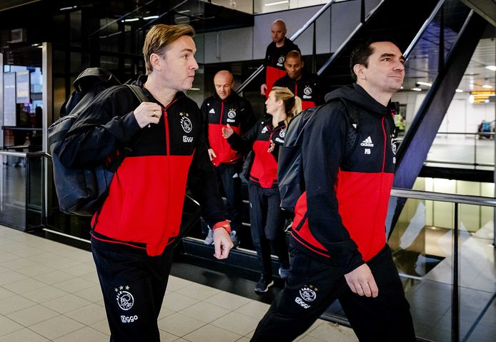 Richard Witschge (links) is oud-speler van Ajax.