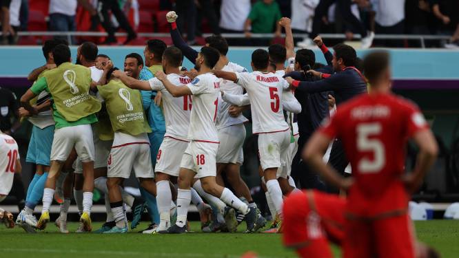 Spelers Iran houden het niet droog na twee goals in blessuretijd tegen Wales