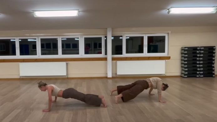 Evelyne en Josephine kregen de meeste punten voor hun vertolking op ‘Movements’ tijdens de danswedstrijd Vrede en Onrust.