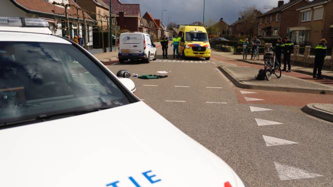 Auto rijdt fietser aan op Karstraat in Mill: gewond naar ziekenhuis