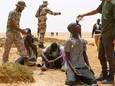 Libische grenswachten geven water aan Afrikaanse migranten die door de Tunesische autoriteiten in de steek zouden zijn gelaten. (30/07/23)
