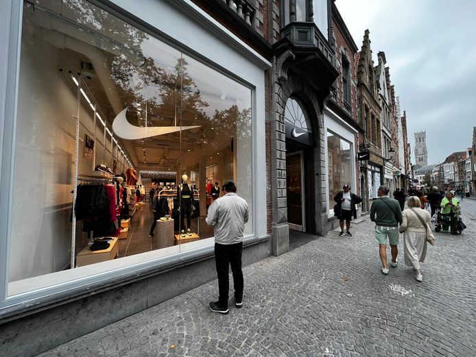 NET OPEN. Sneakermerk Nike opent eigen winkel in Brugse Steenstraat Brugge hln.be