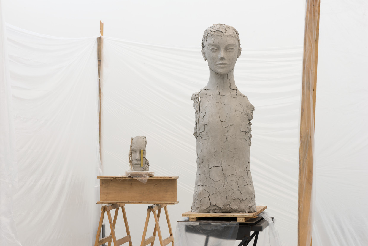 Mark Manders: Room with Unfired Clay Figures Beeld Peter Cox/Courtesy Zeno X Gallery, Antwerp
