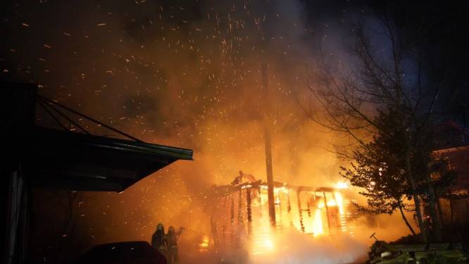Hevig vuur in schuur bij Zwartsluis: brandweer redt naastgelegen woningen