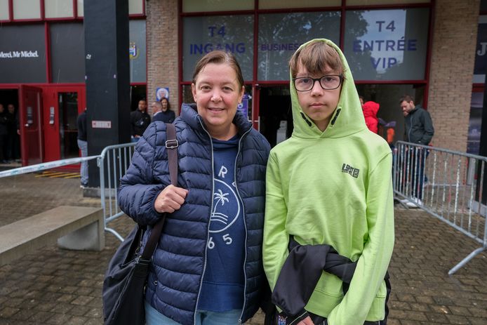 Evi Asselman uit Denderhoutem kwam samen met haar zoon Jelko afscheid nemen van Michel Verschueren.