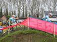 Voor de veldcross werden onder andere heuvels en overwelvingen aangelegd. "Zo'n reliëfwijziging voor een cyclocross mag niet in agrarisch gebied", meent Vlaanderen.