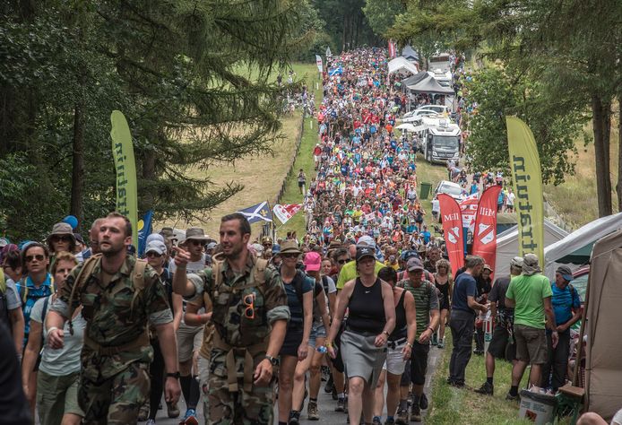 Vierdaagsedoorkomst op de Zevenheuvelenweg in Groesbeek. Massaal zoals altijd.