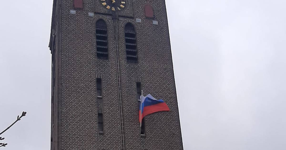 Dorp worstelt met Russische vlag aan (voormalige) kerktoren: ‘Mensen schamen zich ervoor’