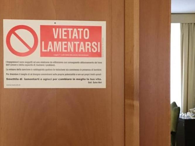 Paus hangt bordje op de deur van zijn appartement: "Verboden te zagen"