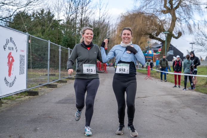 De negende editie van de Nieuwjaarsrun lokte zo'n 700 sportievelingen naar Linkeroever.