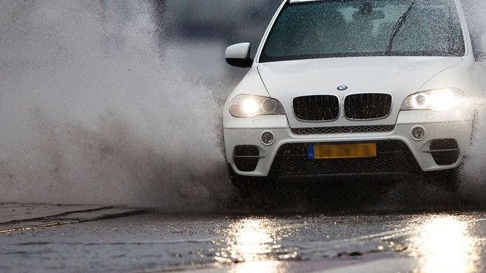 Door een plas rijden kan voor duizenden euro's schade opleveren aan je motor.