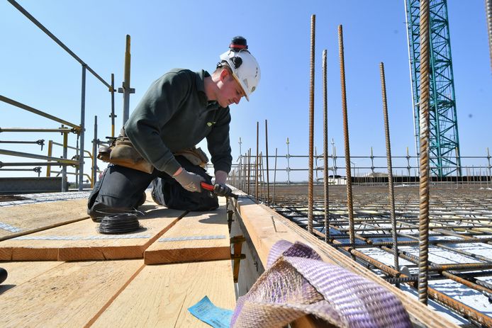 Nieuwbouw van hotel van der Valk aan de A1 bij Bedrijvenpark Deventer door Dura Vermeer Hengelo. Ze hebben juist veel aandacht voor veiligheid.