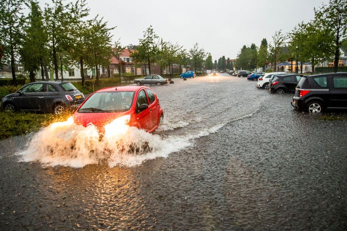 Extreme wateroverlast in Mierlo, vele auto’s total loss.