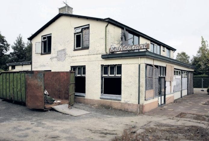 Sinds de brand in mei 2011 oogt het voormalig truckerscafé De Kar tussen Voorst en Apeldoorn als een bouwval. Medio 2017 wil Jan de Croon hier Wegrestaurant Kar openen.