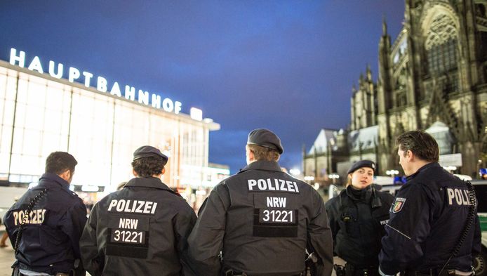 De politie is massaal aanwezig bij het station van Keulen.