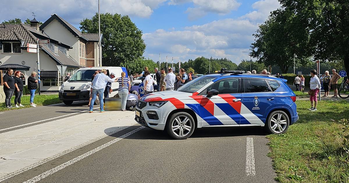 Fietser ernstig gewond na botsing met bestelbus: automobilist aangehouden, reed onder invloed.