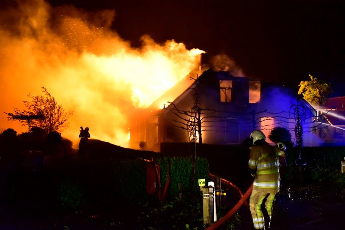 Een vlammenzee verwoest de woning in Montfoort.