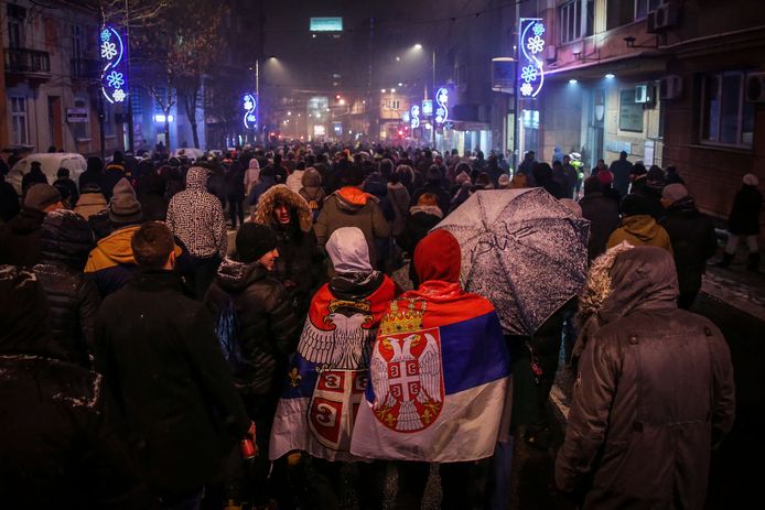 Voor de vijfde zaterdag op rij zijn in de Servische hoofdstad Belgrado duizenden mensen de straat opgetrokken om te protesteren tegen president Aleksander Vucic.